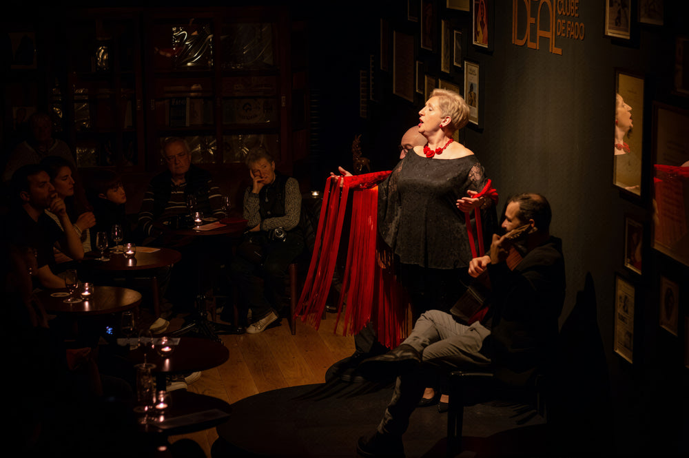 Cena y Espectáculo de Fado: Una Experiencia Auténtica (con Recogida y Regreso)
