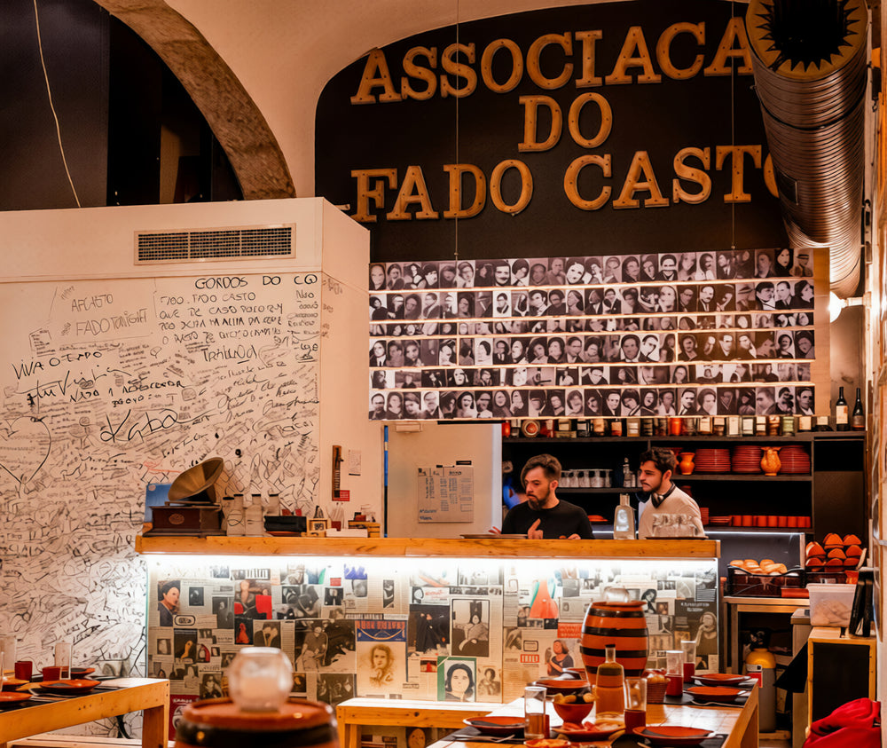 Cena y Espectáculo de Fado: Una Experiencia Auténtica (con Recogida y Regreso)